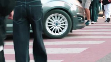 20.10.2025 Tiflis, Georgia. Şehrin yaya geçidinde yürüyen yayaların alt görüntüsü. Yakın plan. Trafik kuralları ve şehircilik