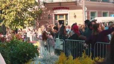 20.10.2024, Tiflis, Georgia. İnsanlar şehrin şehir için sokak dekorasyonuna ve hasat festivaline hayran kalıyor.