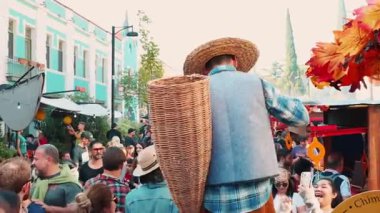 20.10.2024, Tiflis, Georgia. Birçok insan hasat festivaline ve Şehir Günü festivaline katıldı. Sokak yemekleri, eğlence ve sirk cambazlarıyla dolu şenlikli bir ortam.