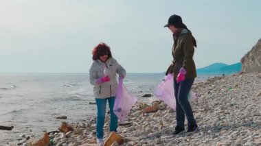 İki aktivist, kirlilikle savaşmak ve vahşi hayatı korumak için uzak bir sahil şeridinden çöp topluyor. İnsanlar okyanusu temizlemek ve doğayı korumak için bir çevre girişimine katılıyorlar. Tam boy çekim.