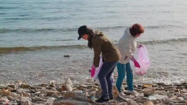 Gönüllüler kirliliği önlemek ve deniz ekosistemlerini korumak için kıyı şeridi boyunca atık topluyorlar. İnsanlar okyanusu temizlemek ve sürdürülebilir bir gelecek için doğayı yeniden canlandırmak için harekete geçiyor.