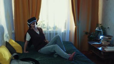 Kafkas kökenli bir kadının mutluluğu, dijital dünyada çalışan ve oyun oynayan bir kulaklıkla evde oturuyor. Geliştirilmiş metaevren, gelişmiş teknoloji ve çevrimiçi iletişim kavramı