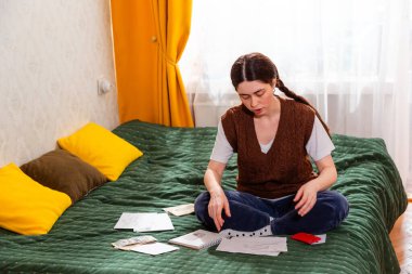 Aylık ödemeleri düzenleyen, gereksiz harcamaları azaltan ve yatırımları planlayan bir kadın. Ekonomik büyüme ve zenginlik birikimi kavramı. Orta çekim.