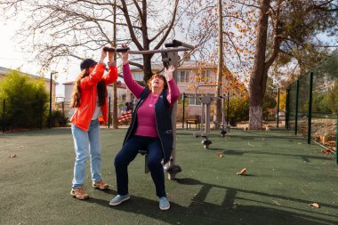 Ameliyattan sonra dışarıda egzersiz yaparak rehabilitasyon programını izleyen kıdemli bir kadın. Spor, emeklilikte iyileşme, canlılık ve uzun ömürlülüğü destekler