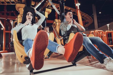 Kız ve erkek lunapark trenine binmekten korkarlar..