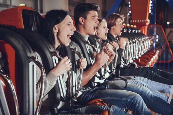 Young people came to a dangerous attraction. — Stock Photo, Image