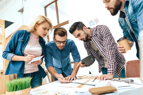 Eine Gruppe von Designern steht im Büro. — Stockfoto