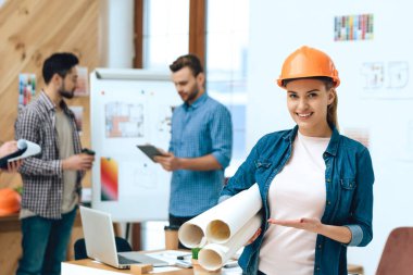 Planlarla poz veren kadın tasarımcı mimar.