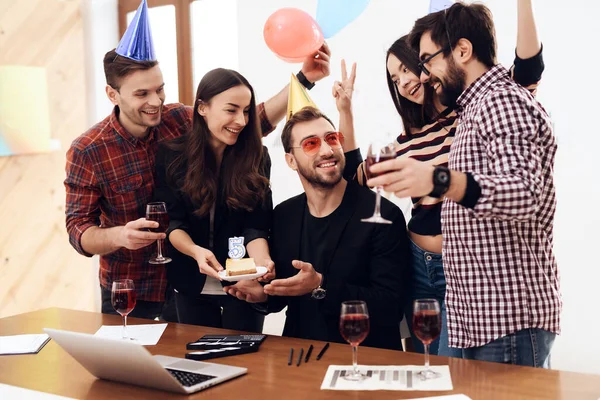 Um grupo de funcionários de escritório celebra. — Fotografia de Stock