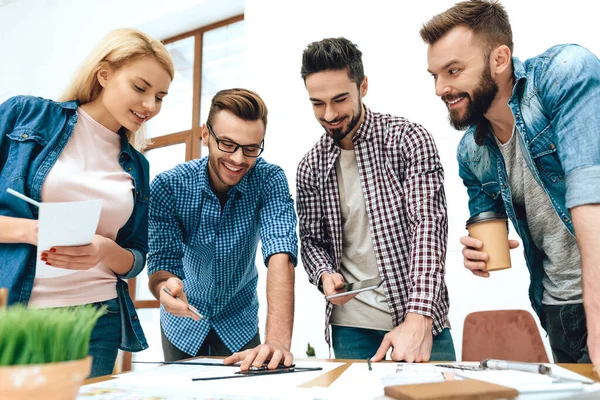 El diseñador bebe café en la oficina. — Foto de Stock