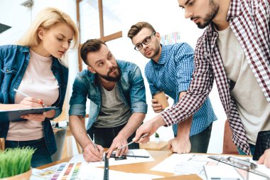 Bir tasarımcı, meslektaşına yeni bir tasarım evi çizmesinde yardım eder