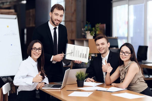 Los trabajadores muestran un super gesto y sonrisa. — Foto de Stock