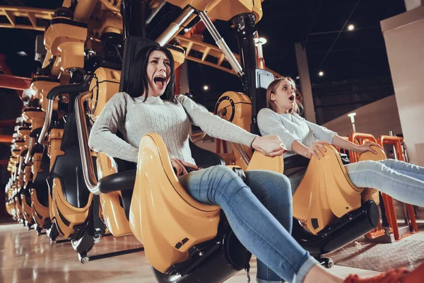 Girls out of fear grabbed the seat. — Stock Photo, Image