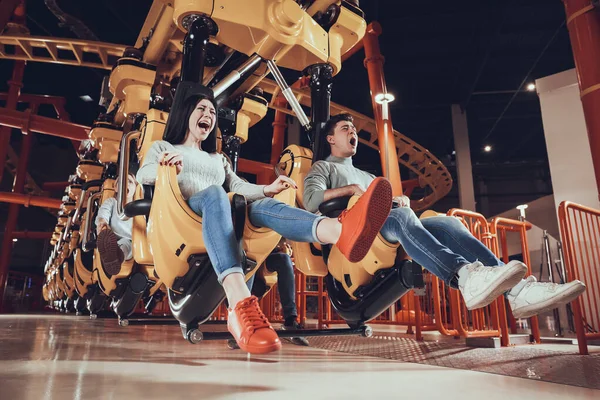 Young couple came to the amusement park. — Stock Photo, Image