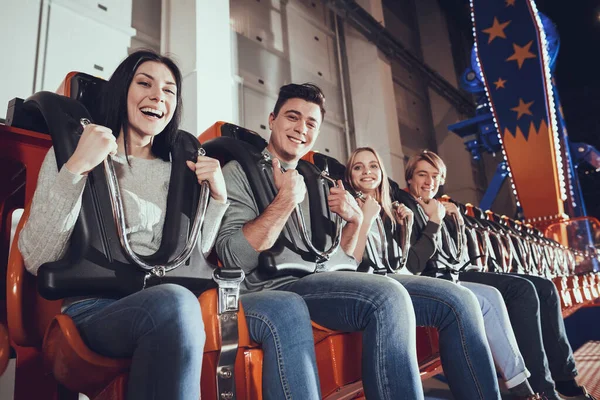 Smiling friends are delighted with amusement park. — Stock Photo, Image