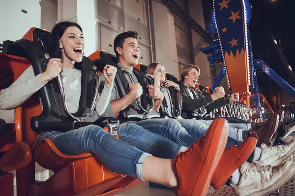 People have fun while riding the rides together. — Stock Photo, Image