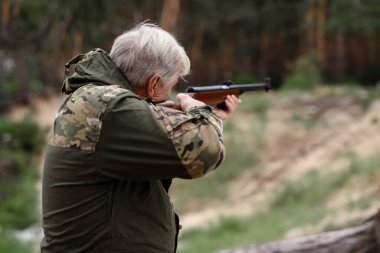 Yaz Faaliyetleri Büyükbaba Ormanda Avlanıyor.
