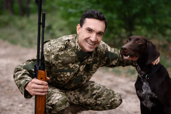 Perro caza concepto buen puntero y feliz propietario. — Foto de Stock