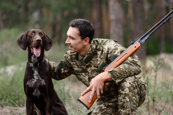 Hunter Mascotas Buen perro hombre con rifle en el bosque. — Foto de Stock