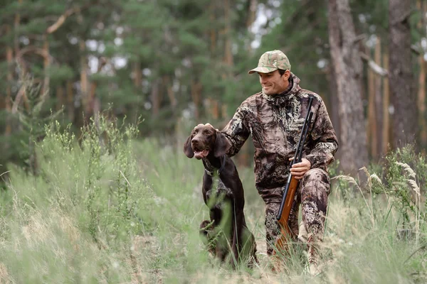 Hombre feliz con rifle Hunter Mascotas Buen perro de caza. — Foto de Stock