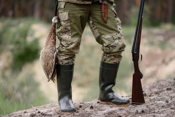 Piernas de cazador de aves en botas de goma Bosque de verano. — Foto de Stock