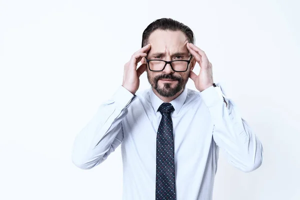 Un uomo in camicia si aggrappa alla testa dolorante. — Foto Stock