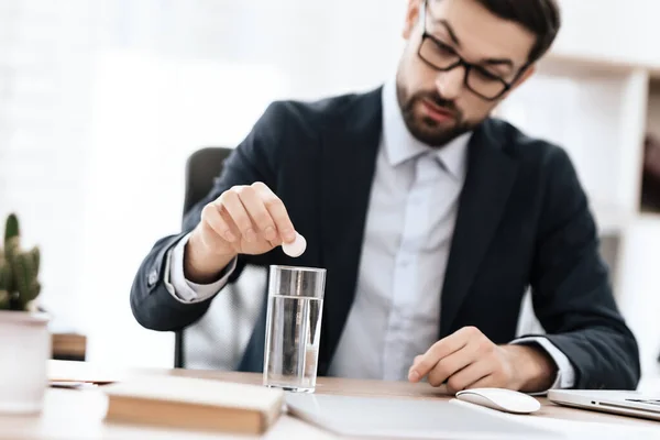 O homem está se preparando para beber remédio.. — Fotografia de Stock