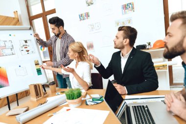 İnsanlar masada oturup konuşuyorlar.. 