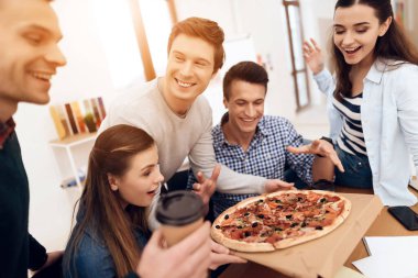 İnsanlar ofiste otururken öğle yemeği yerler.. 