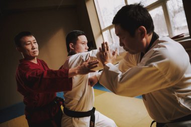 İki karate dövüşçüsü karate eğitiminde saldırıyor..