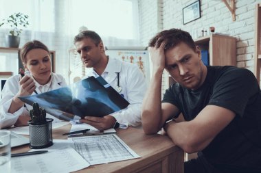 Doktor randevusundaki adam düşünceli ve üzgün.. 