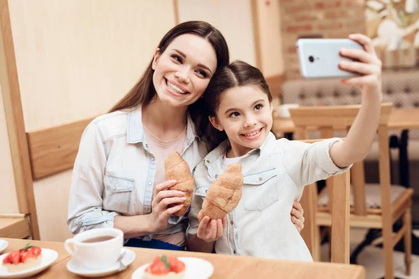 Mère avec fille prendre Selfie à la cafétéria. — Photo