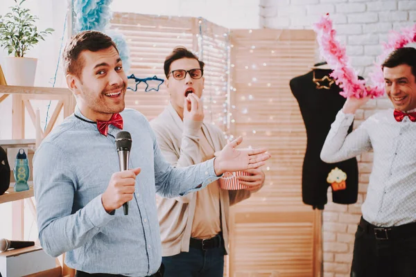 Gay los hombres en colorido ropa cantando karaoke. — Foto de Stock
