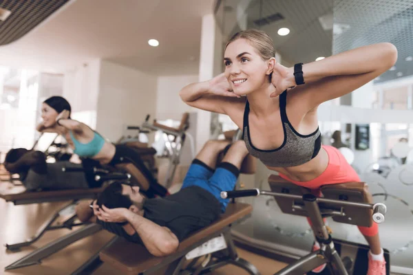 Sporty girl smiles and pumps press. — Stock Photo, Image