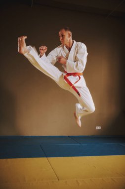 Erkek karate dövüşçüsü vuruşu uçuşta ezici darbe