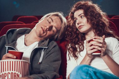 Genç sarışın adam sinemada uyuyakaldı..