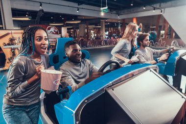 Kadın patlamış mısır yerken video oyunu seyrediyor.