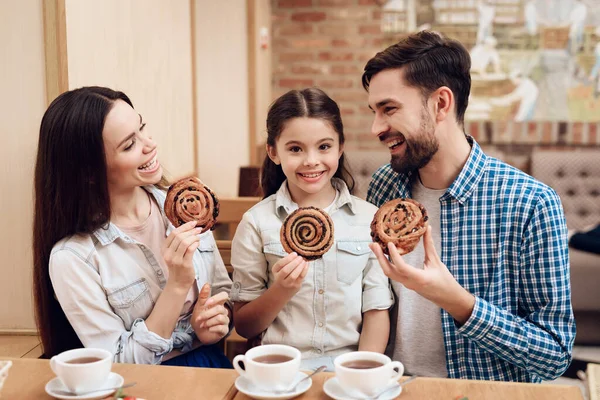 Молоді щасливі сімейні їстівні тістечка в Кафе. — стокове фото
