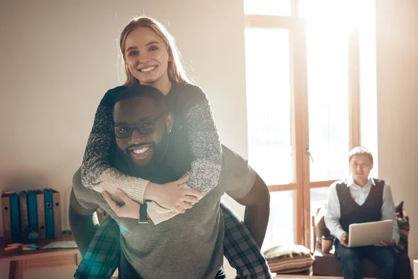 Unga par som har roligt på kontoret. — Stockfoto