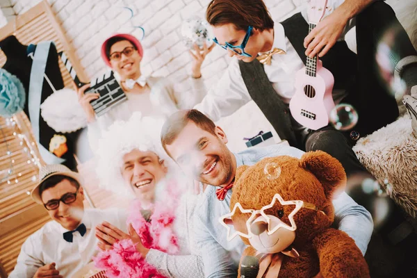Gay los hombres son sentado después de un divertido fiesta. — Foto de Stock