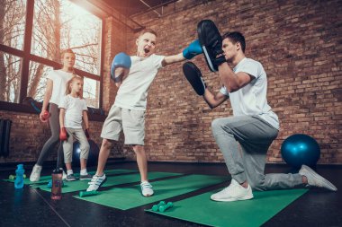 Baba oğlunu boks antrenmanında eğitti..