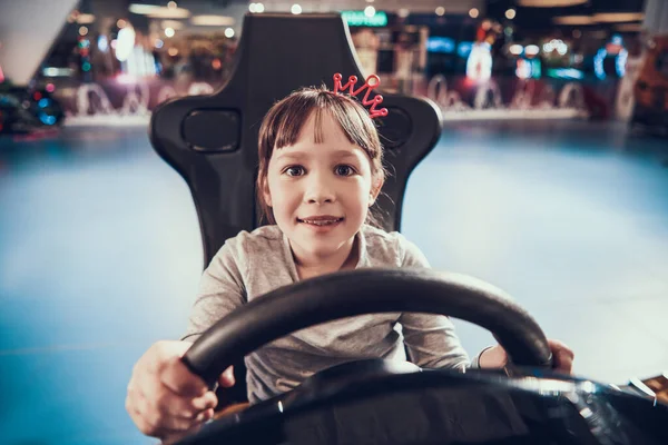 Una chica juega carreras virtuales mientras conduce un coche. —  Fotos de Stock