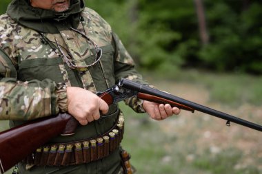 Üst düzey Avcı Belde Cephane Şarj Ediyor.