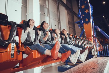  Neşeli insanlar ata binerken çığlık atıyorlar. 