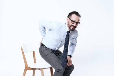 Bir adam acı çeker ve sırt ağrısı çeker..