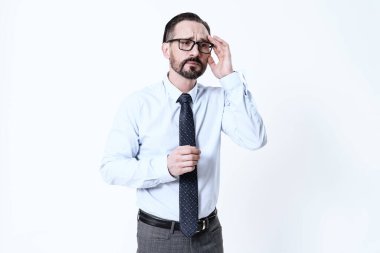 Kafasında güçlü migreni olan hasta bir adam..