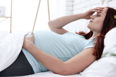 Hamile bir kadının midesi ağrır..