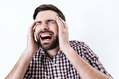 Bir adam ellerini yaralı kafaya koyduğunda çığlık atıyor..