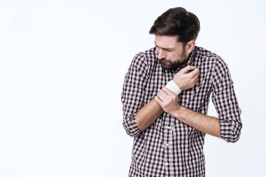 Elini tutan ve kötü hisseden bir adam.. 