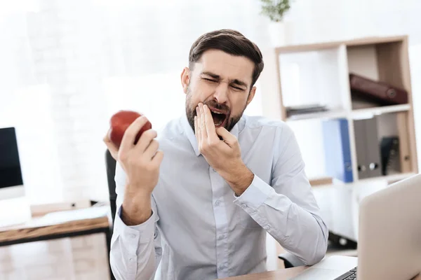 男は歯を食いしばり激しい痛みを感じる. — ストック写真